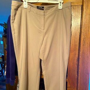 Ladies dress pants. Apt 9 curvy fit Sz 16 petite